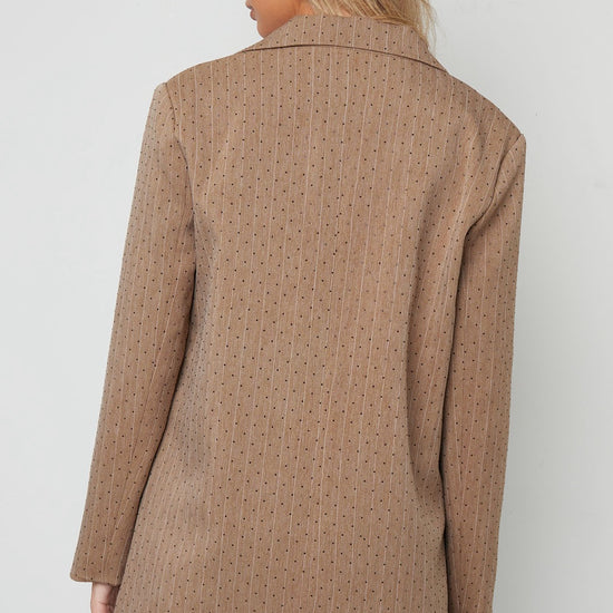 Rückansicht des Oversized Blazers in Beige am Modell