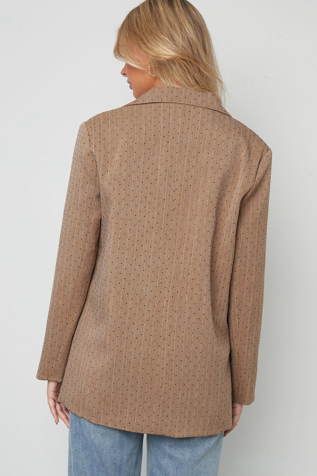 Rückansicht des Oversized Blazers in Beige am Modell