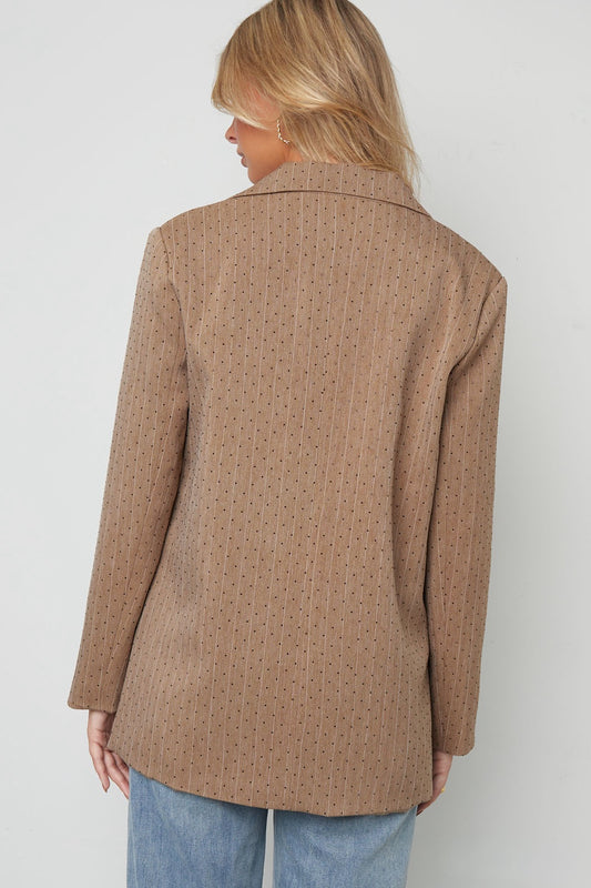 Rückansicht des Oversized Blazers in Beige am Modell