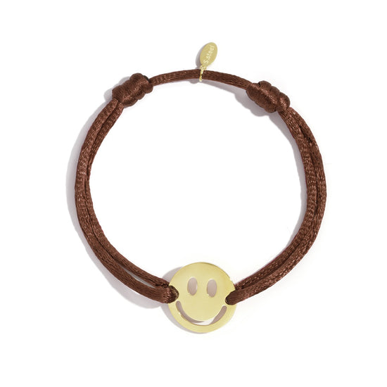 Smiley Armband mit goldenem Anhänger und braunem Band – frontal
