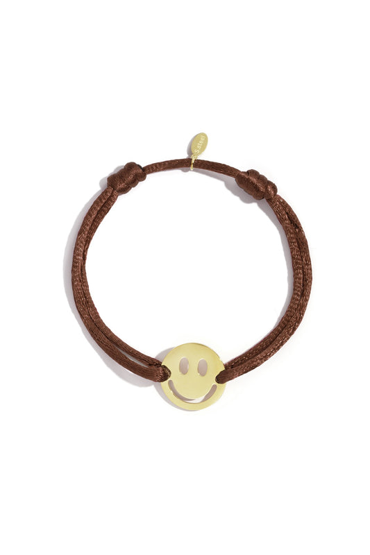 Smiley Armband mit goldenem Anhänger und braunem Band – frontal