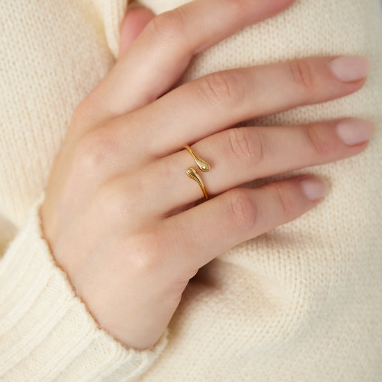 Tropfen-Ring am Finger getragen – eleganter Look