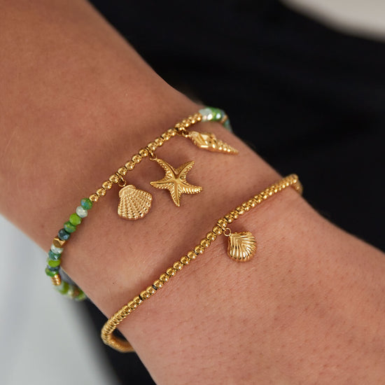 Edelstahlarmband mit grünen und goldenen Perlen und Muschel Anhängern 
