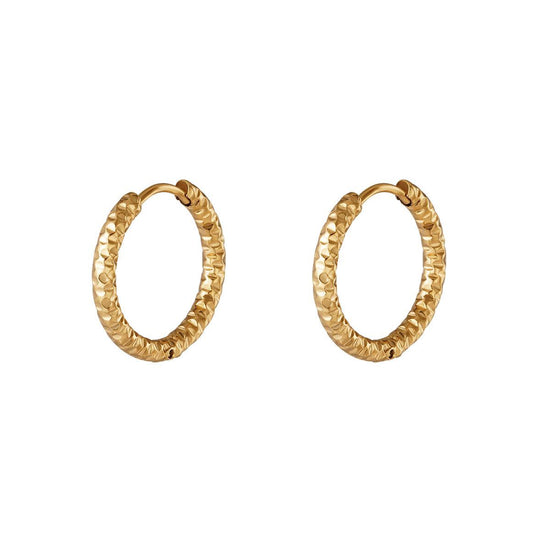 Goldene gehämmerte Creolen aus Edelstahl – glänzende, strukturierte Hoop-Ohrringe.