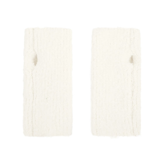 Cremefarbene Strick-Handstulpen auf weißem Hintergrund.