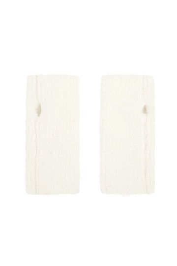 Cremefarbene Strick-Handstulpen auf weißem Hintergrund.