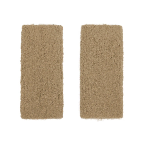 Sandfarbene Strick-Handstulpen auf weißem Hintergrund.