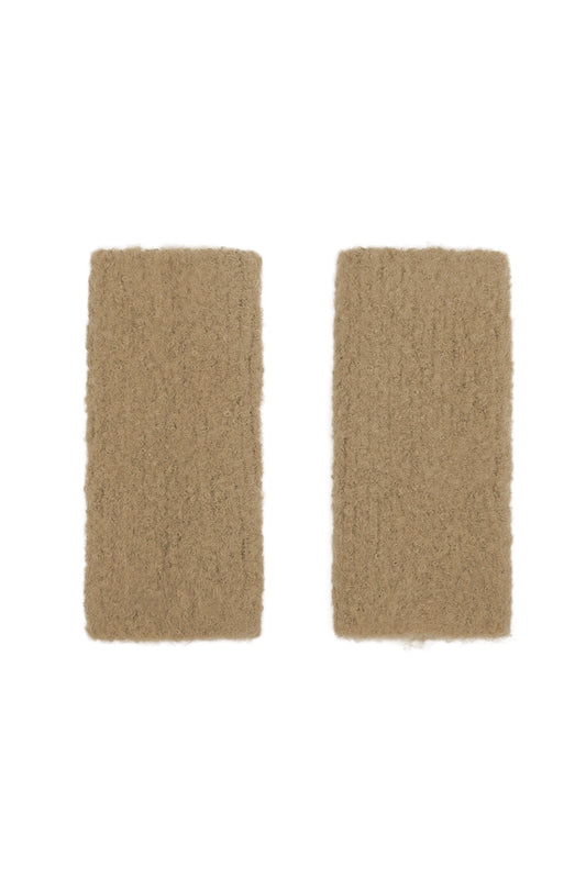 Sandfarbene Strick-Handstulpen auf weißem Hintergrund.