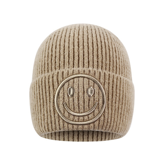 Beanie in Sand mit Smiley-Stickerei auf weißem Hintergrund.