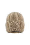 Beanie in Sand mit Smiley-Stickerei auf weißem Hintergrund.
