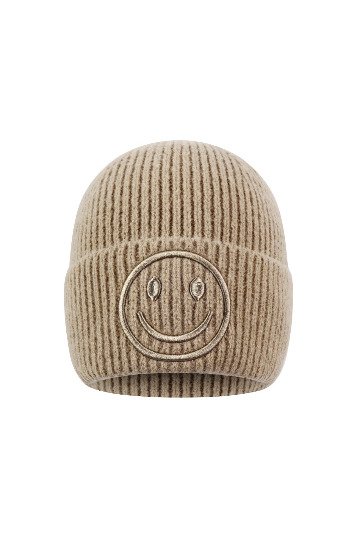 Beanie in Sand mit Smiley-Stickerei auf weißem Hintergrund.