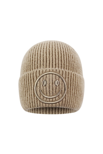 Beanie in Sand mit Smiley-Stickerei auf weißem Hintergrund.