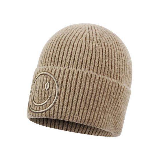 Seitliche Ansicht der Beanie in Sand mit Stickerei.