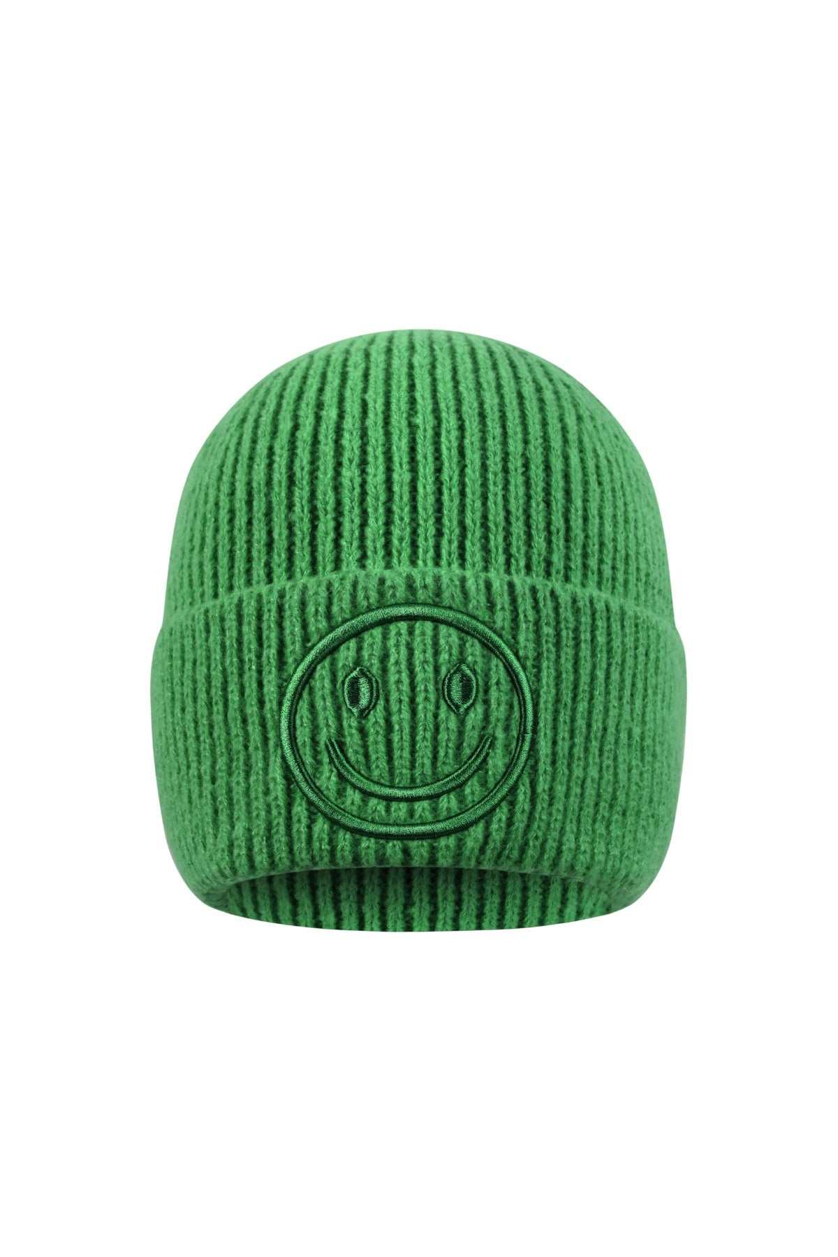 Grüne Smiley-Beanie auf weißem Hintergrund.