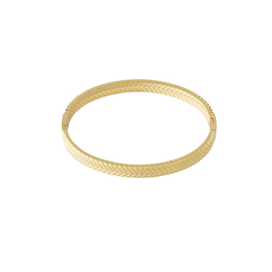 Goldener Herringbone-Armreif aus Edelstahl auf weißem Hintergrund.