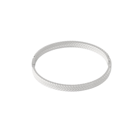 Silberner Herringbone-Armreif aus Edelstahl auf weißem Hintergrund.