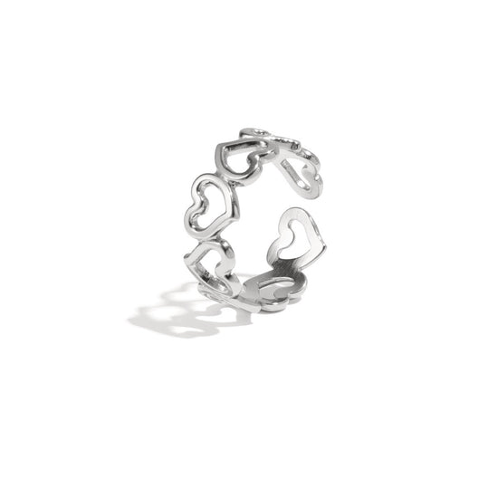 Silberner Edelstahlring mit offenen Herzen auf weißem Hintergrund.