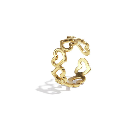 Goldener Edelstahlring mit offenen Herzen auf weißem Hintergrund.