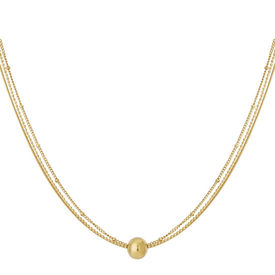 Dreireihige vergoldete Edelstahlkette mit Kugelanhänger auf weißem Hintergrund.