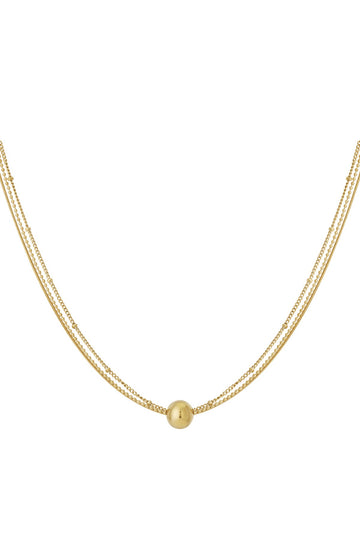 Dreireihige vergoldete Edelstahlkette mit Kugelanhänger auf weißem Hintergrund.
