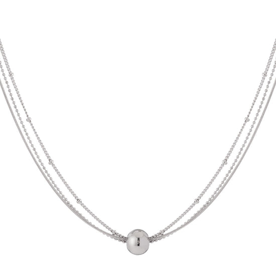 Versilberte Multi-Layer-Kette mit Kugelanhänger auf weißem Hintergrund.