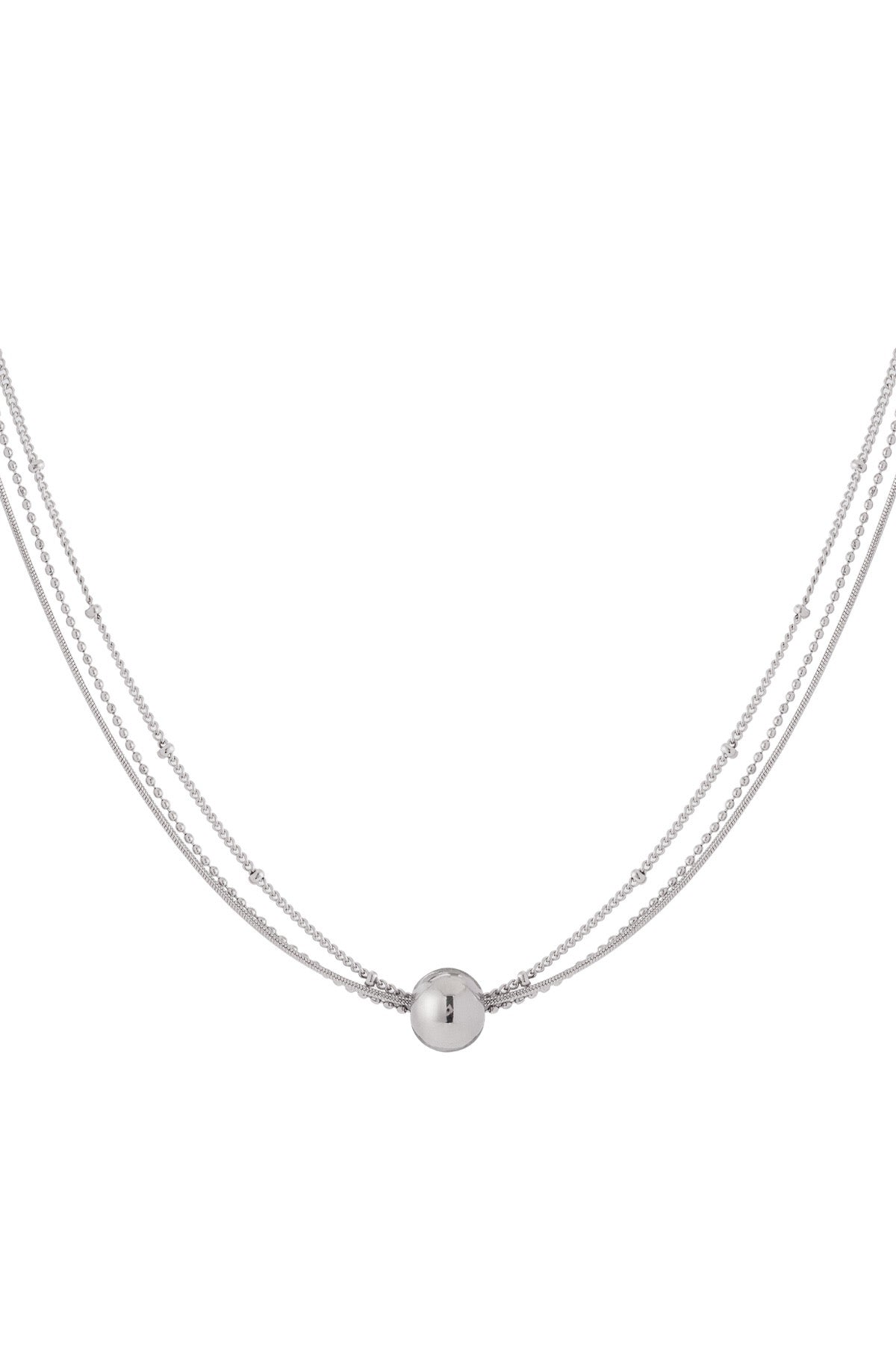 Versilberte Multi-Layer-Kette mit Kugelanhänger auf weißem Hintergrund.