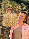 sommerliche Handtasche mit Holzgriffen