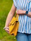 edle Handtasche mit Goldkette und Wildleder Optik