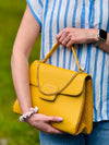 edle Handtasche mit Goldkette und Wildleder Optik