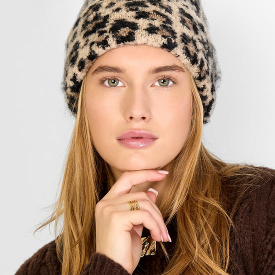 Model trägt Leoparden Beanie – Vorderansicht