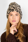 Model trägt Leoparden Beanie – Vorderansicht