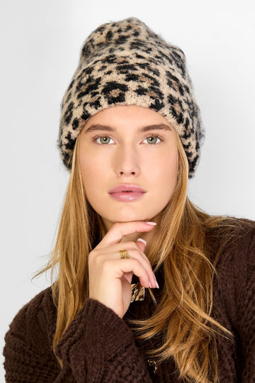 Model trägt Leoparden Beanie – Vorderansicht