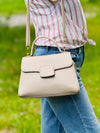 edle Handtasche mit Goldkette und Wildleder Optik