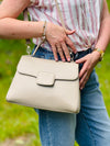 edle Handtasche mit Goldkette und Wildleder Optik