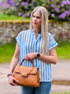 edle Handtasche mit Goldkette und Wildleder Optik