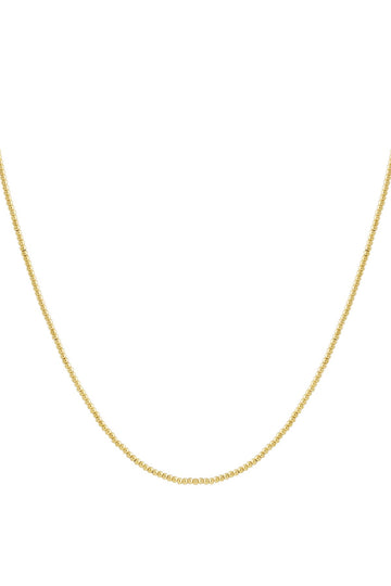 Feine goldene Kugelkette aus Edelstahl freigestellt vor weißem Hintergrund