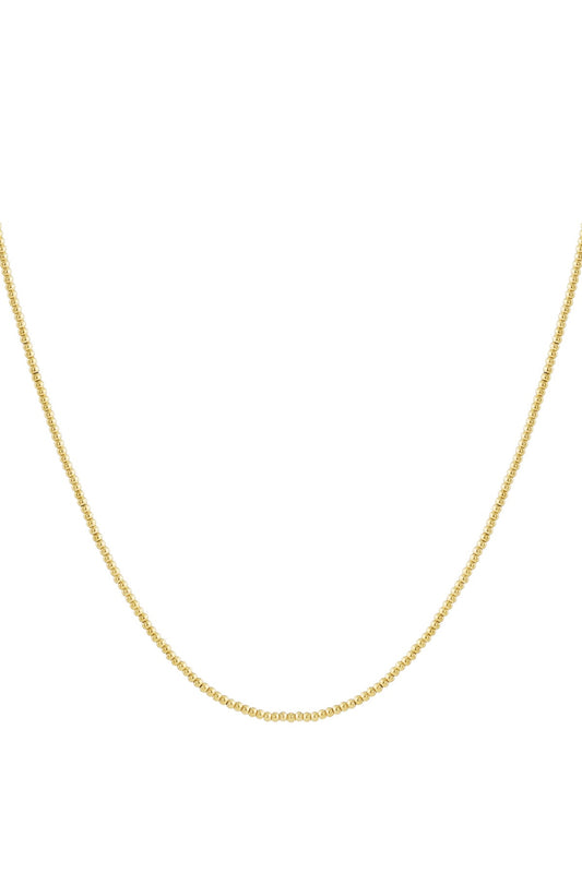 Feine goldene Kugelkette aus Edelstahl freigestellt vor weißem Hintergrund