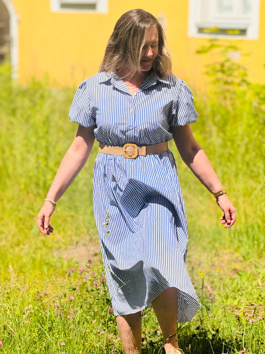 sommerliches gestreiftes Kleid mit Gürtel und Puffärmel