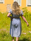 sommerliches gestreiftes Kleid mit Gürtel und Puffärmel