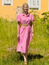 sommerliches gestreiftes Kleid mit Gürtel und Puffärmel