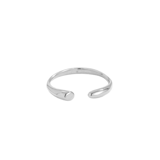 Offener Tropfen Ring aus Edelstahl in Silber mit minimalistischem Design auf hellem Hintergrund