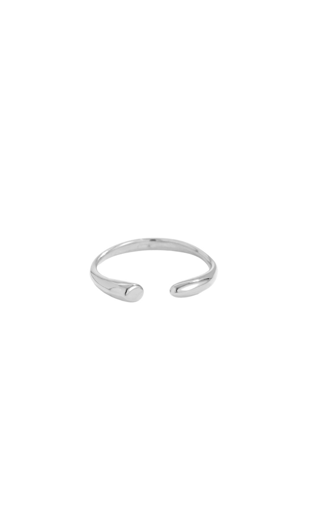 Offener Tropfen Ring aus Edelstahl in Silber mit minimalistischem Design auf hellem Hintergrund