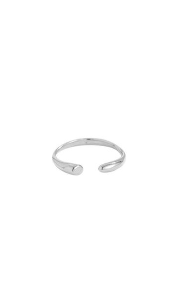 Offener Tropfen Ring aus Edelstahl in Silber mit minimalistischem Design auf hellem Hintergrund