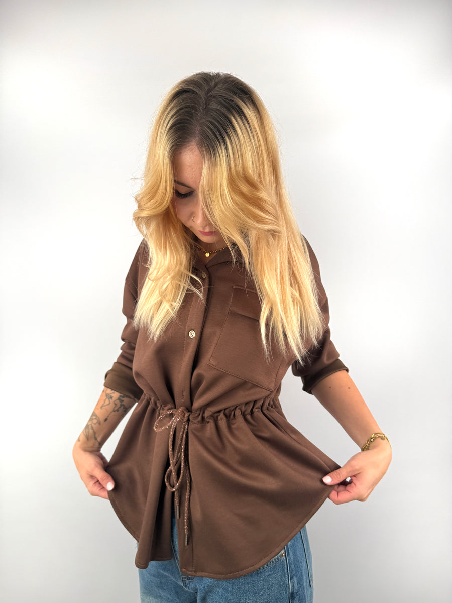Vorderansicht der Jacke mit ausgestelltem Saum.