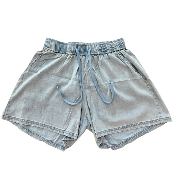 lockere hellblaue Jeansshorts mit Bündchen und Hosentaschen
