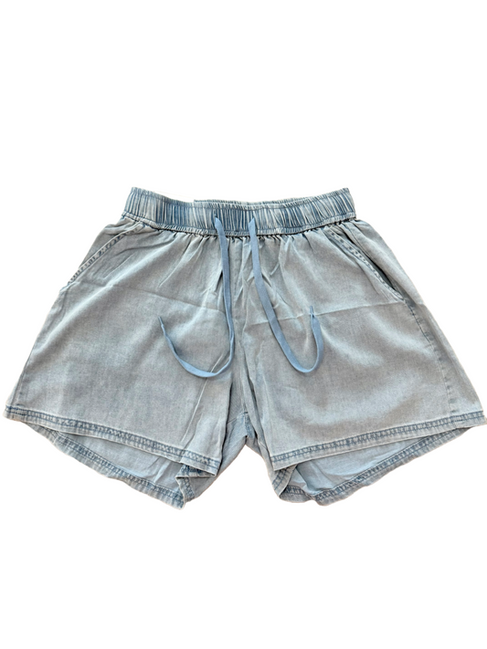 lockere hellblaue Jeansshorts mit Bündchen und Hosentaschen