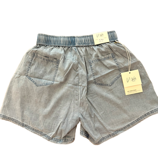 lockere hellblaue Jeansshorts mit Bündchen und Hosentaschen