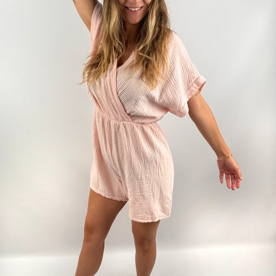 Rosa farbener Musselin Jumpsuit mit V-Ausschnitt und kurzen Armen und Beinen.