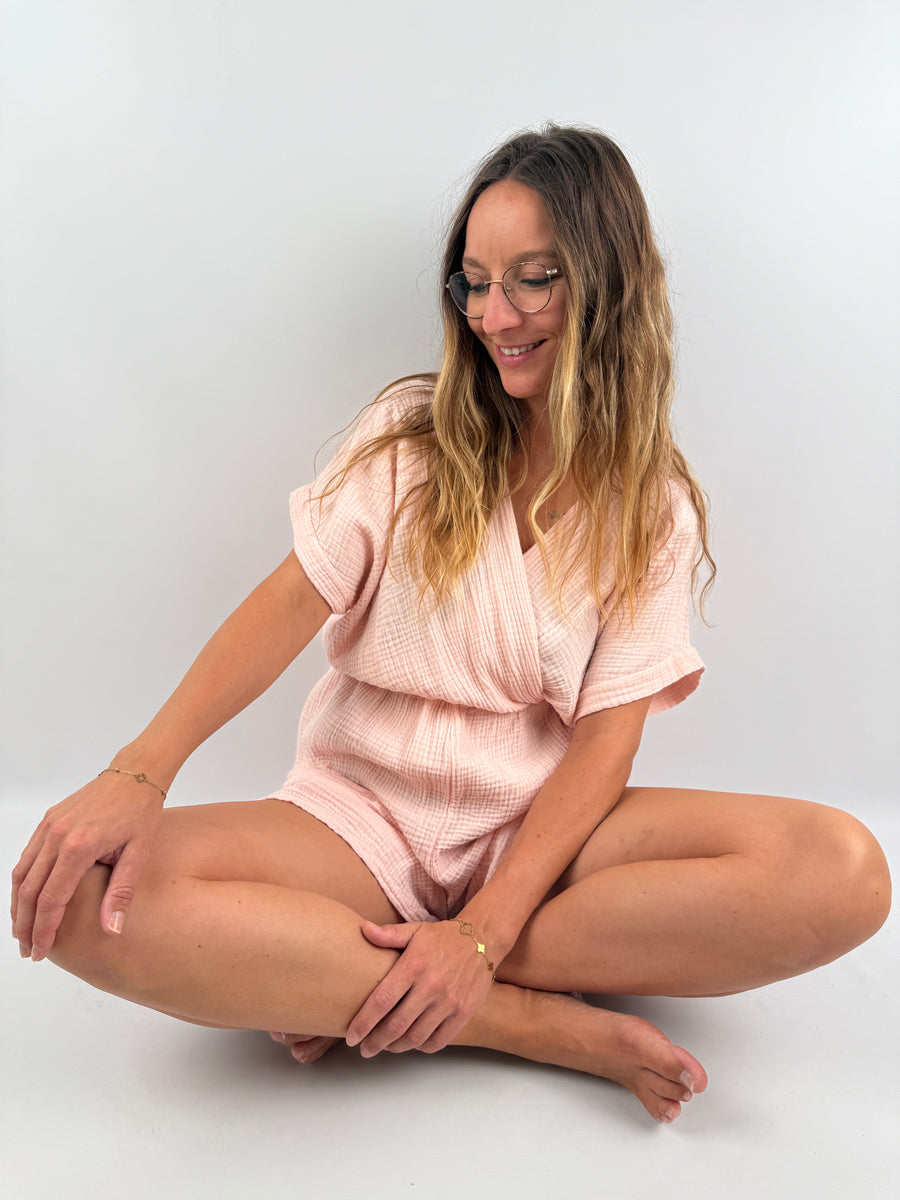 Rosa farbener Musselin Jumpsuit mit V-Ausschnitt und kurzen Armen und Beinen.