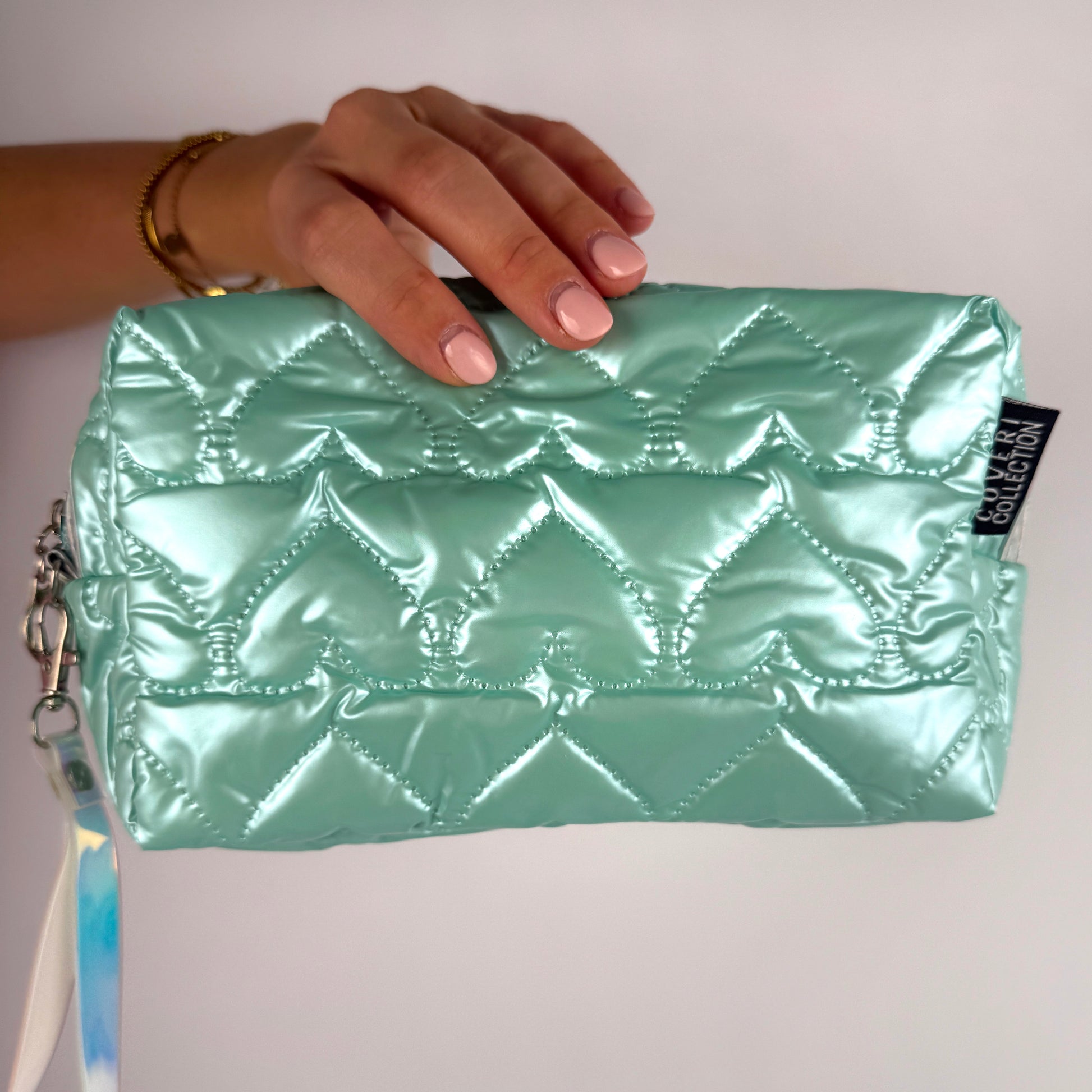 Mintgrüne Kosmetiktasche mit Herz-Design, handlich und modern